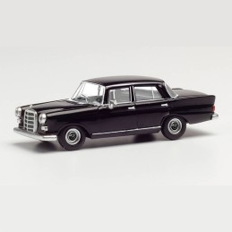 MERCEDES-BENZ 200, NEGRO