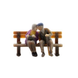 PAREJA DE ANCIANOS EN UN BANCO